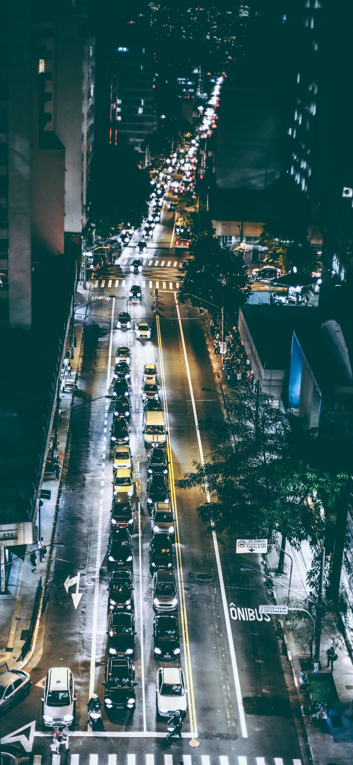 Plaza Reina ky Hoa, Coche, Edificio, Infraestructura, Electricidad. Wallpaper in 1125x2436 Resolution