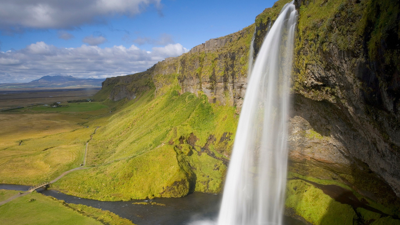 Cascades Sur la Colline Couverte D'herbe Verte Sous Ciel Bleu Pendant la Journée. Wallpaper in 1280x720 Resolution