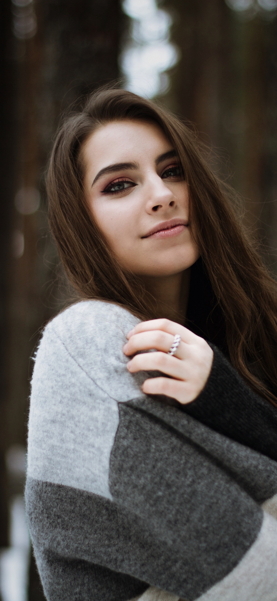 Portrait, Femme, Les Vêtements D'extérieur, Manche, Gris. Wallpaper in 1125x2436 Resolution