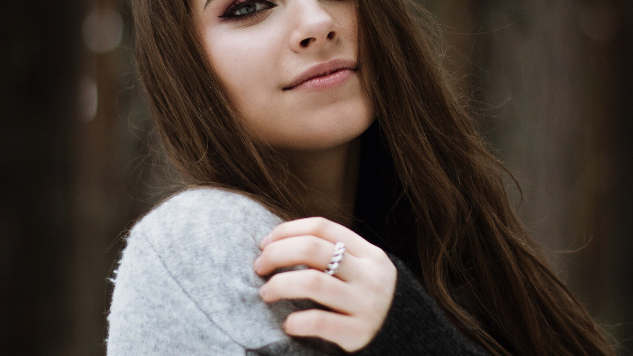 Portrait, Femme, Les Vêtements D'extérieur, Manche, Gris. Wallpaper in 1280x720 Resolution