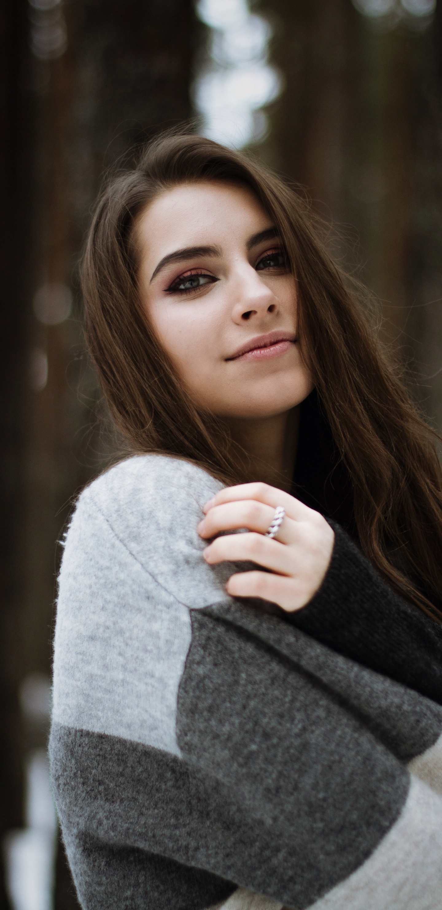 Portrait, Femme, Les Vêtements D'extérieur, Manche, Gris. Wallpaper in 1440x2960 Resolution