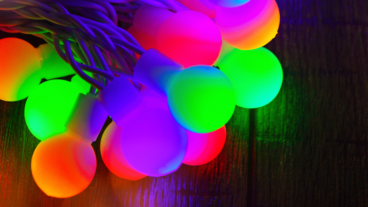 Grün-blaue Und Lila Luftballons. Wallpaper in 1280x720 Resolution