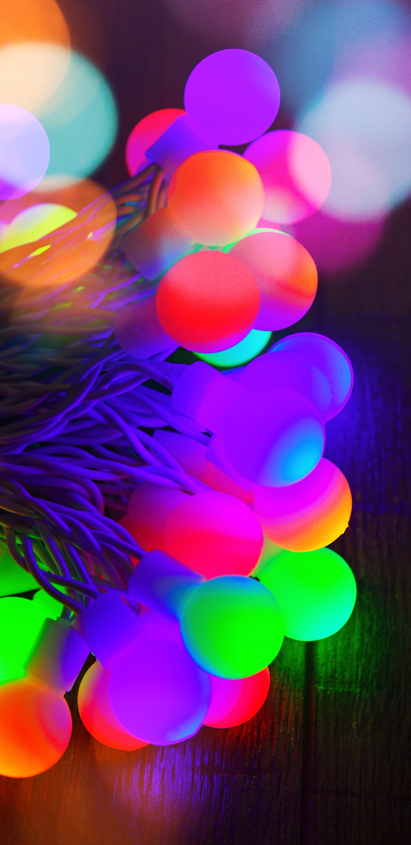 Grün-blaue Und Lila Luftballons. Wallpaper in 1440x2960 Resolution