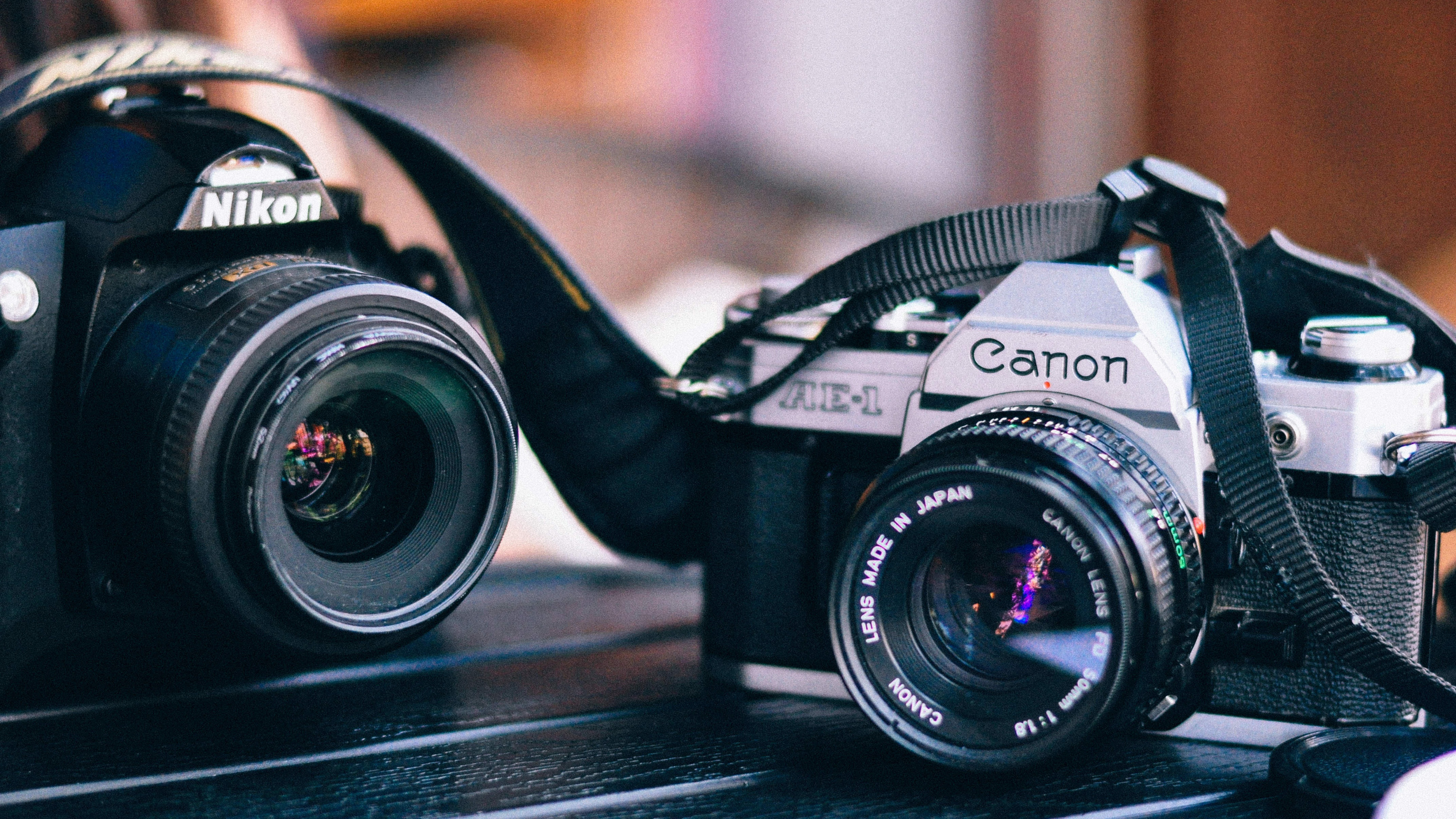 Cámara Réflex Digital Nikon Negra Sobre Mesa de Madera Marrón. Wallpaper in 2560x1440 Resolution