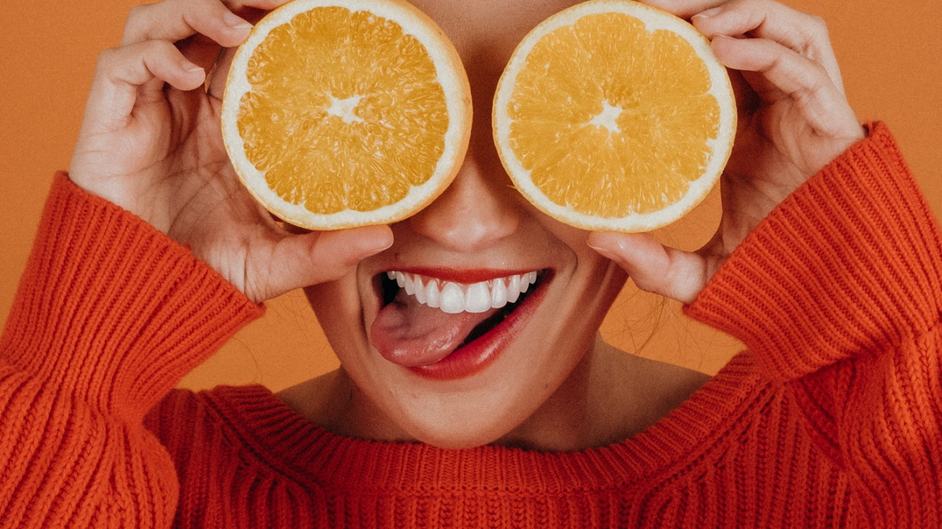 Posar Con Naranja, Retrato, Jugo de Naranja, Jugo, Naranja. Wallpaper in 1366x768 Resolution