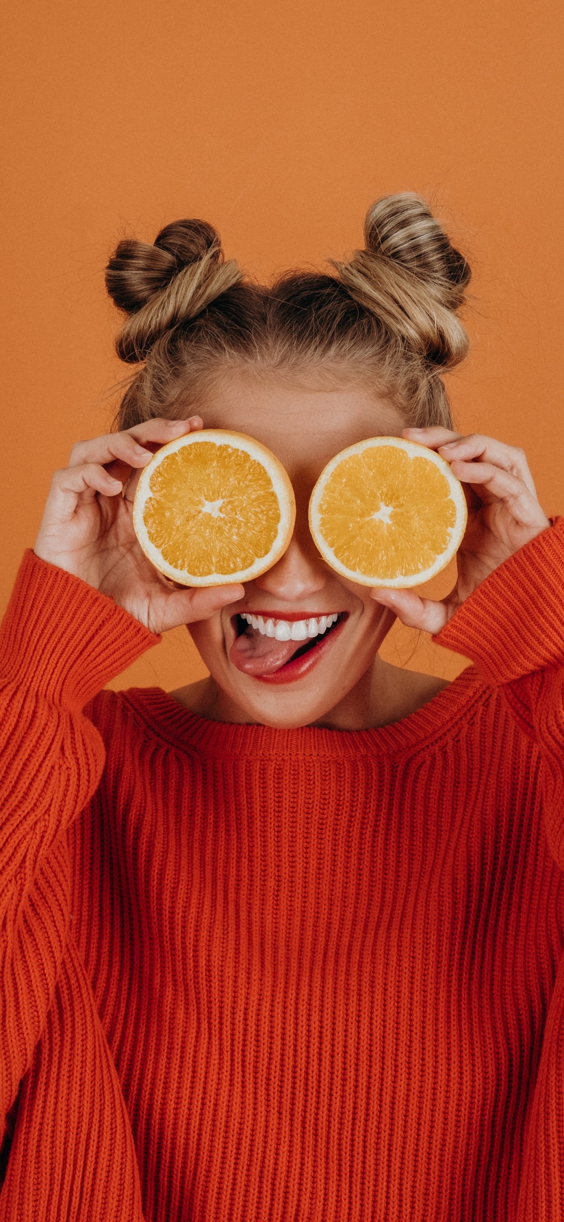 Pose Mit Orange, Portrait, Orangensaft, Saft, Orange. Wallpaper in 1125x2436 Resolution