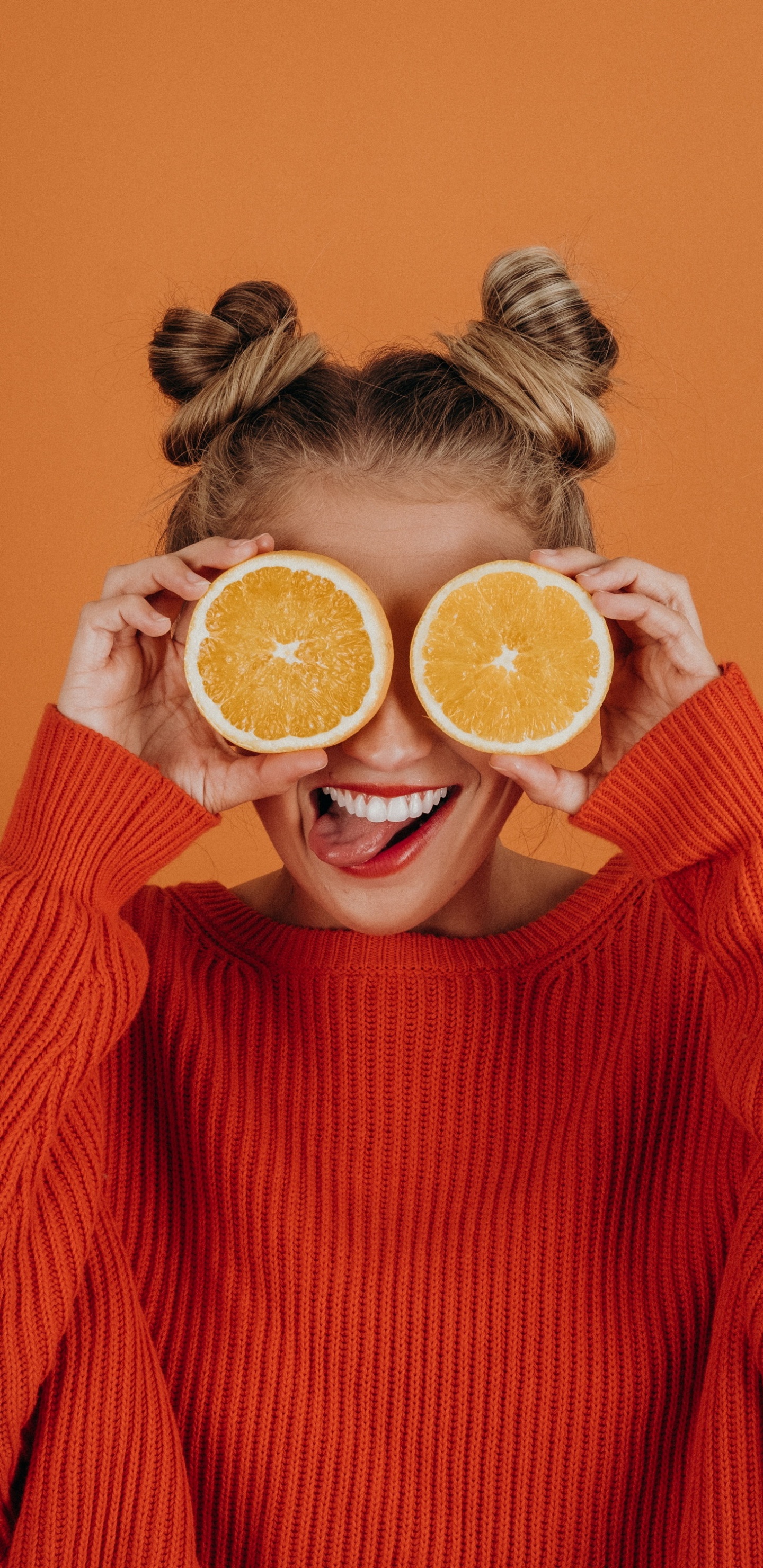 Pose Mit Orange, Portrait, Orangensaft, Saft, Orange. Wallpaper in 1440x2960 Resolution