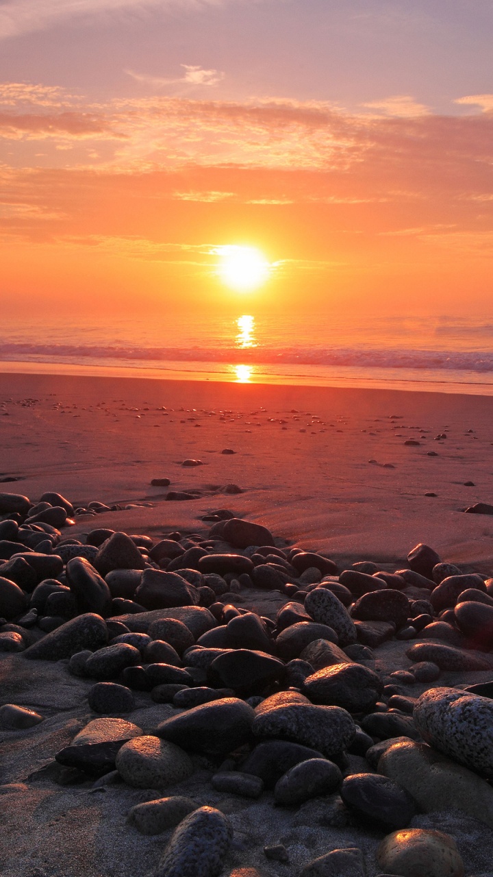 Pierres Noires et Grises Sur la Plage Pendant le Coucher du Soleil. Wallpaper in 720x1280 Resolution