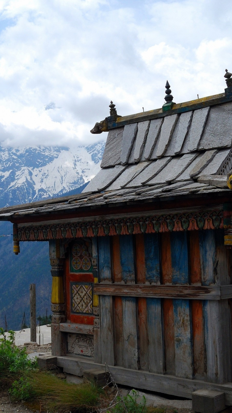 Casa de Madera Marrón en el Campo de Hierba Verde Cerca de la Montaña Durante el Día. Wallpaper in 750x1334 Resolution