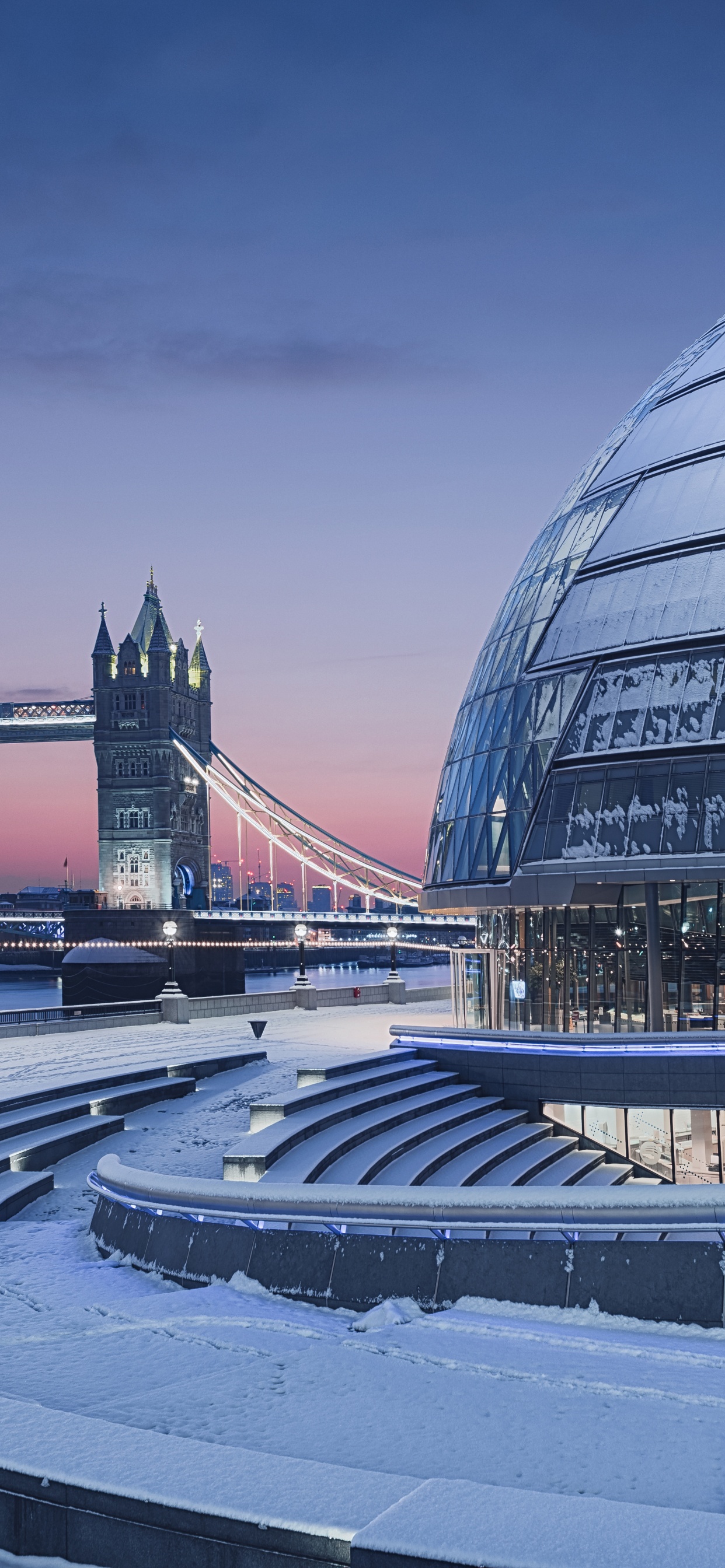 Gente Caminando Sobre Pavimento de Hormigón Gris Cerca Del Edificio de Cristal Durante la Noche. Wallpaper in 1242x2688 Resolution