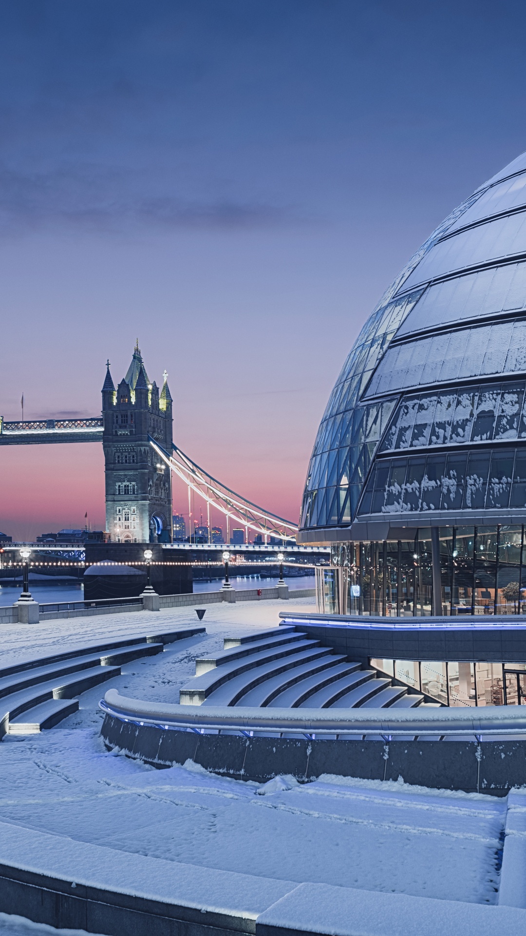 Personnes Marchant Sur un Trottoir en Béton Gris Près D'un Bâtiment en Verre Pendant la Nuit. Wallpaper in 1080x1920 Resolution