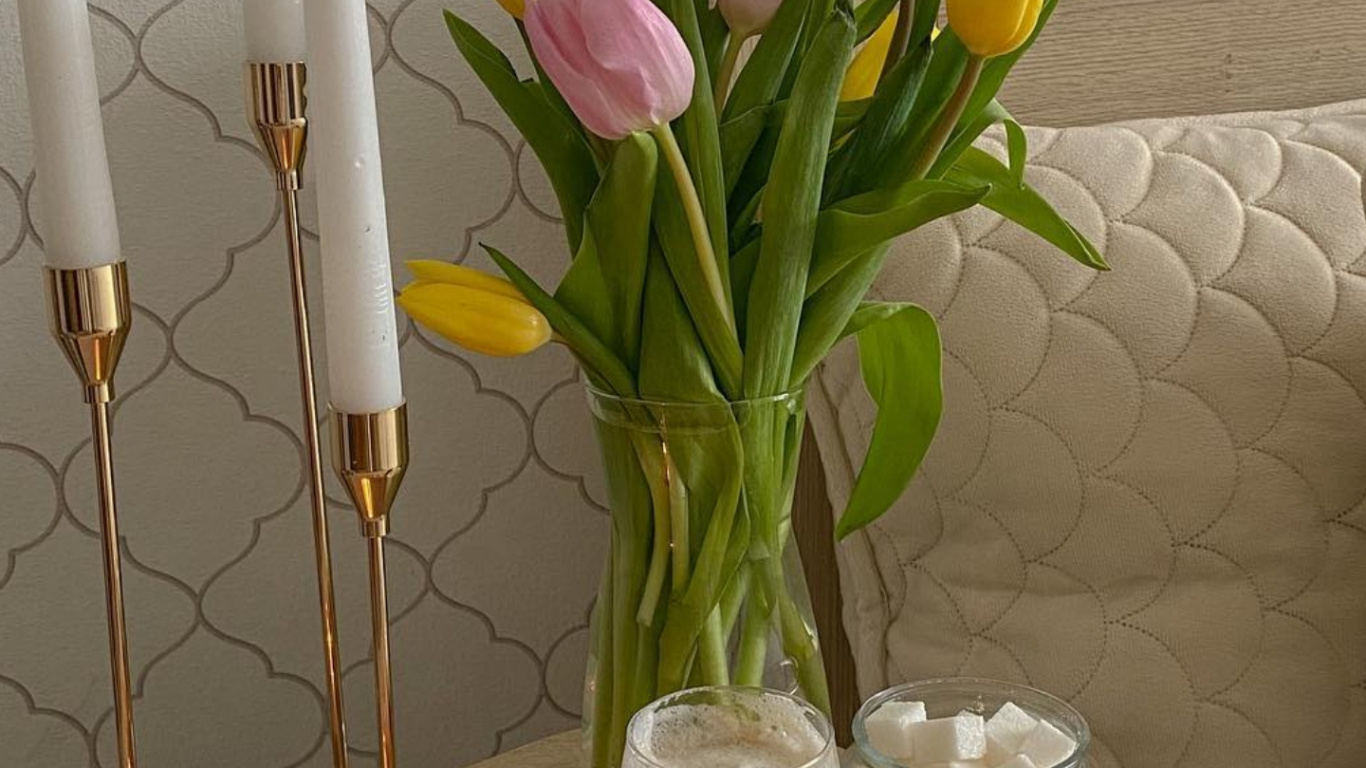 Les Aliments Naturels, Table, Bougie, Vase, Flûte à Champagne. Wallpaper in 1366x768 Resolution