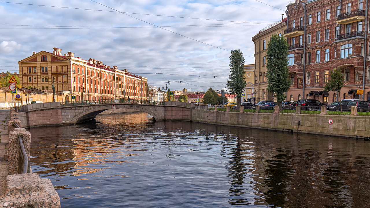Brown Concrete Bridge Over River During Daytime. Wallpaper in 1280x720 Resolution