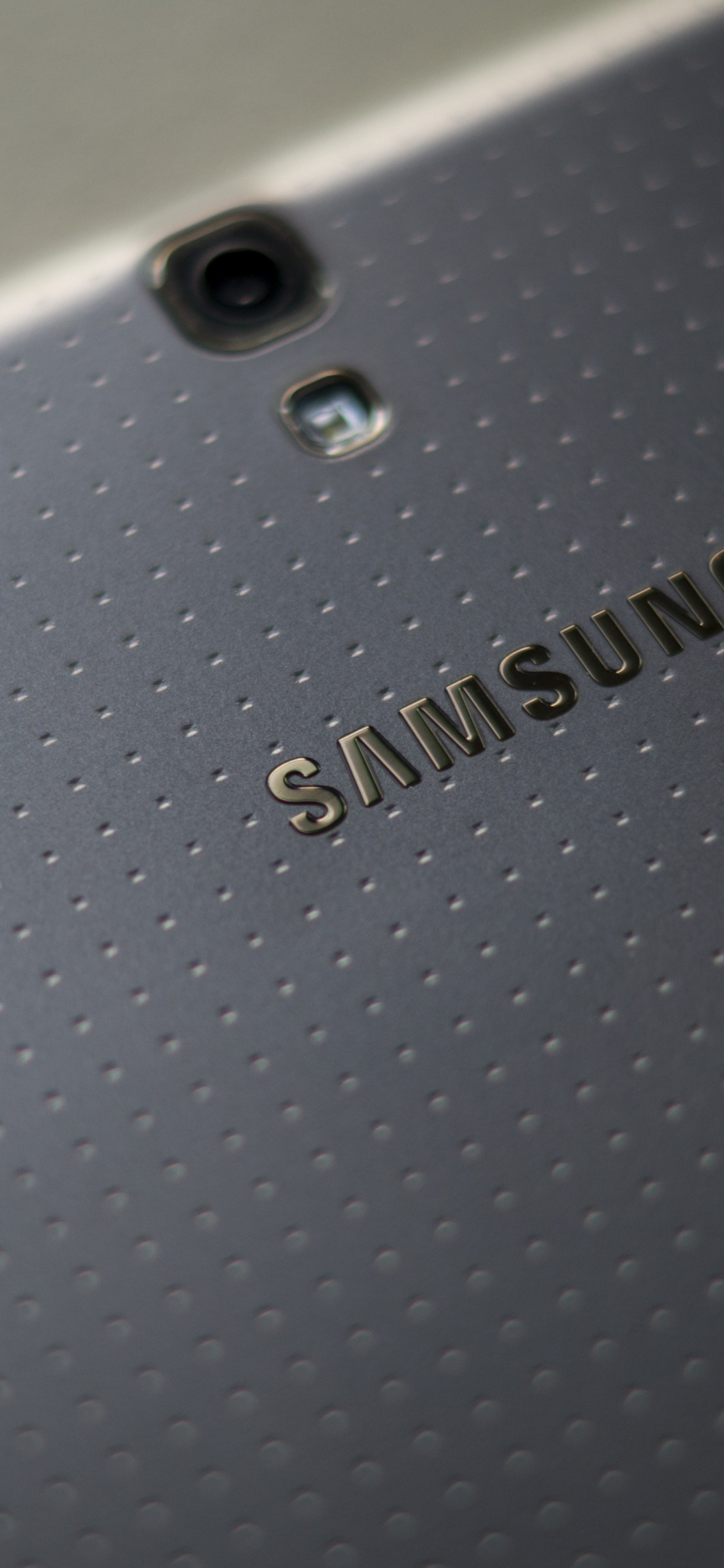 Grauer Acer-Laptop-Computer Auf Weißem Tisch. Wallpaper in 1125x2436 Resolution