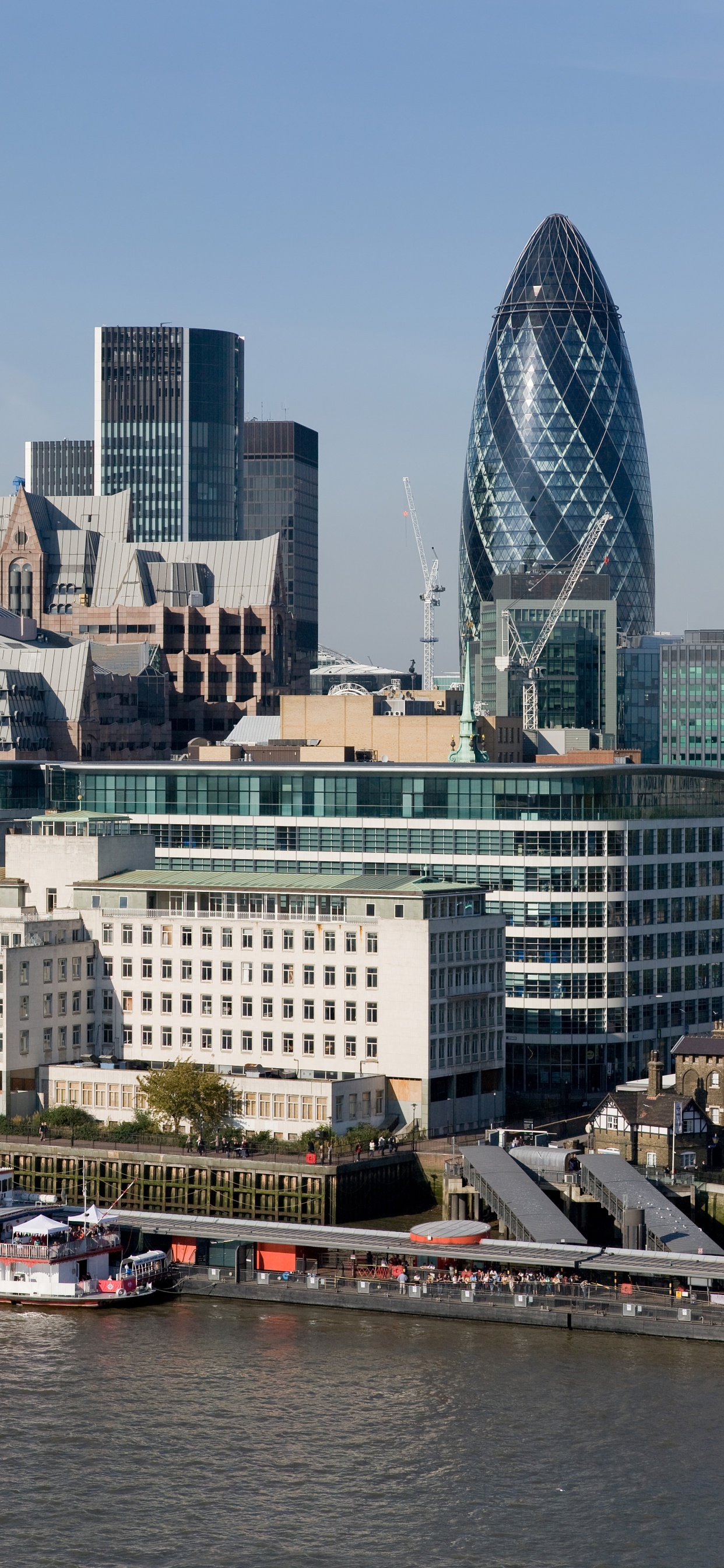 Barco Blanco y Marrón Sobre el Agua Cerca de Los Edificios de la Ciudad Durante el Día. Wallpaper in 1242x2688 Resolution