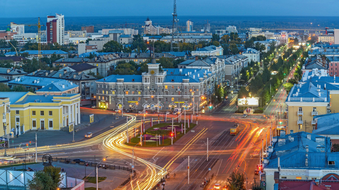 Ville Avec Des Immeubles de Grande Hauteur Pendant la Nuit. Wallpaper in 1366x768 Resolution