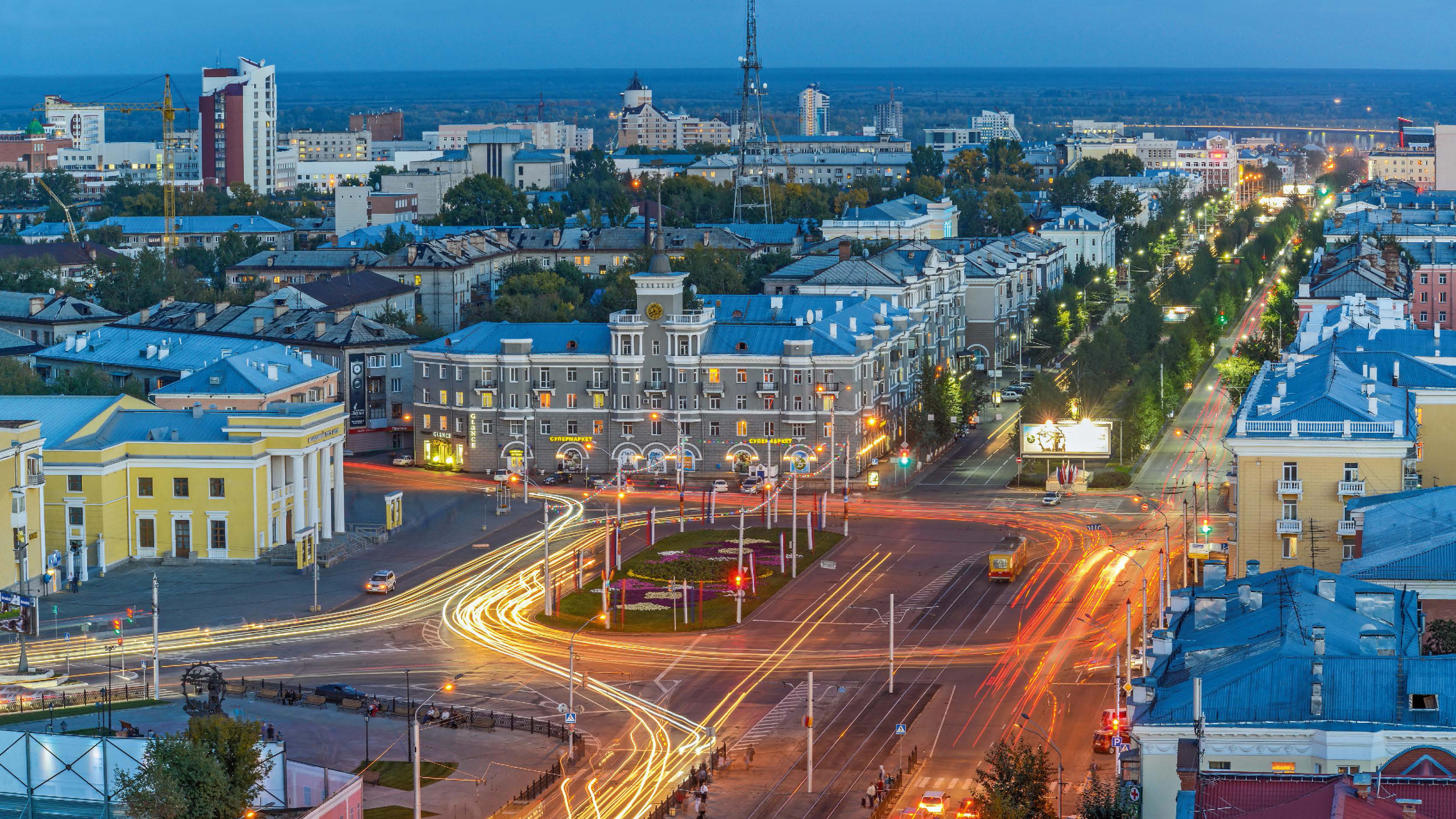 Ville Avec Des Immeubles de Grande Hauteur Pendant la Nuit. Wallpaper in 2560x1440 Resolution