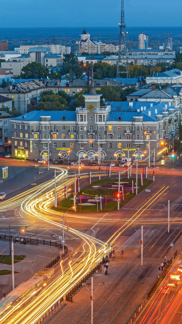 Ville Avec Des Immeubles de Grande Hauteur Pendant la Nuit. Wallpaper in 750x1334 Resolution