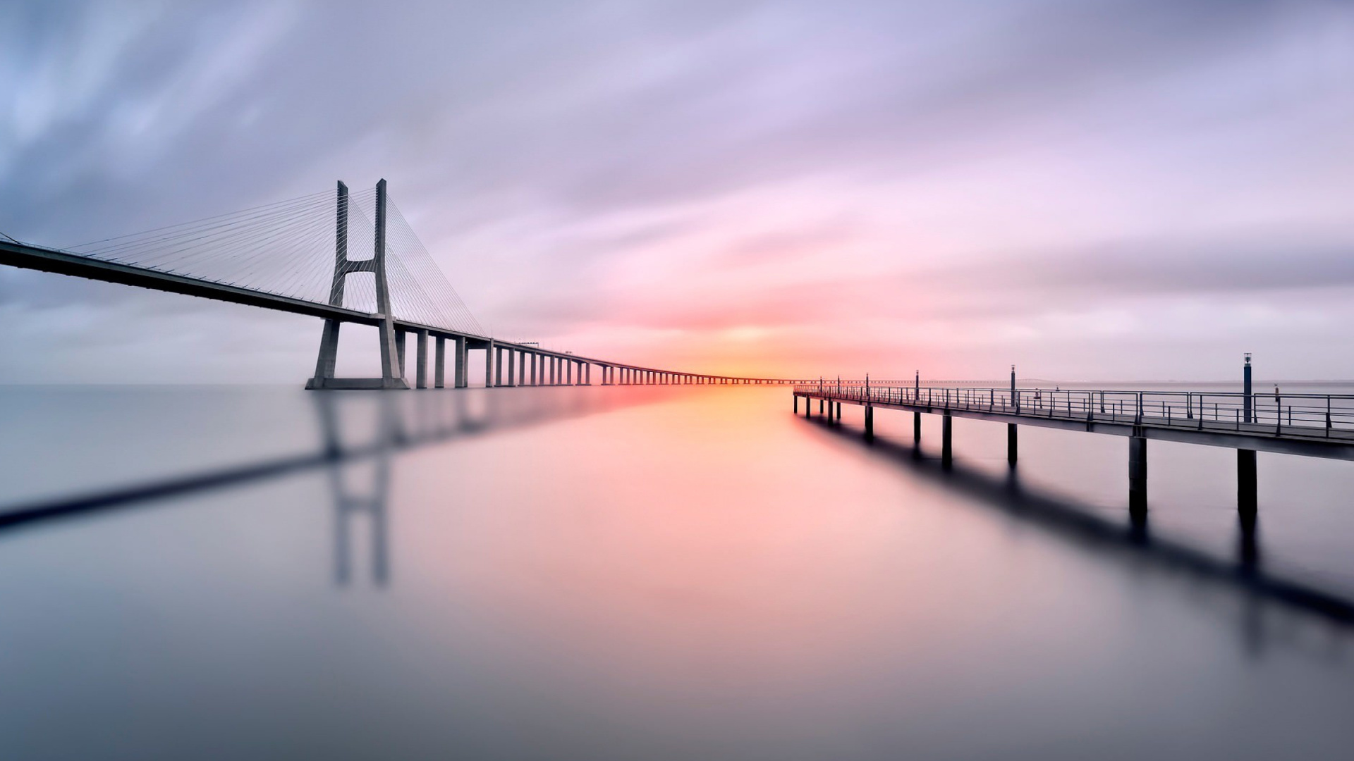 Brücke Über Gewässer Bei Bewölktem Himmel. Wallpaper in 1920x1080 Resolution