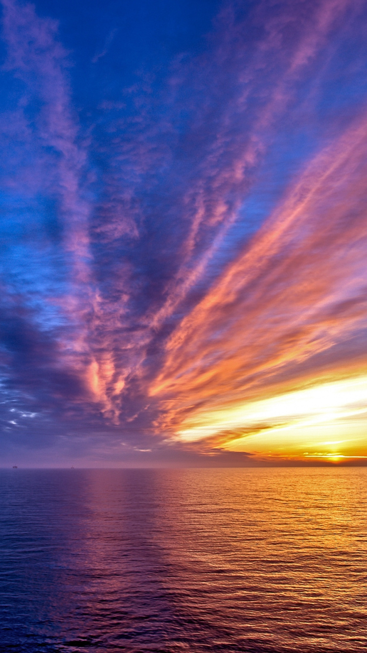 Blauer Himmel Und Weiße Wolken Über Dem Meer. Wallpaper in 750x1334 Resolution
