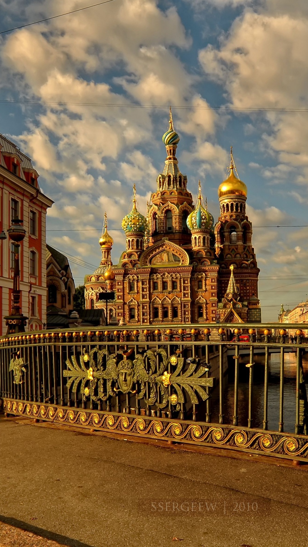 Edificio de Hormigón Marrón Bajo un Cielo Azul Durante el Día. Wallpaper in 1080x1920 Resolution