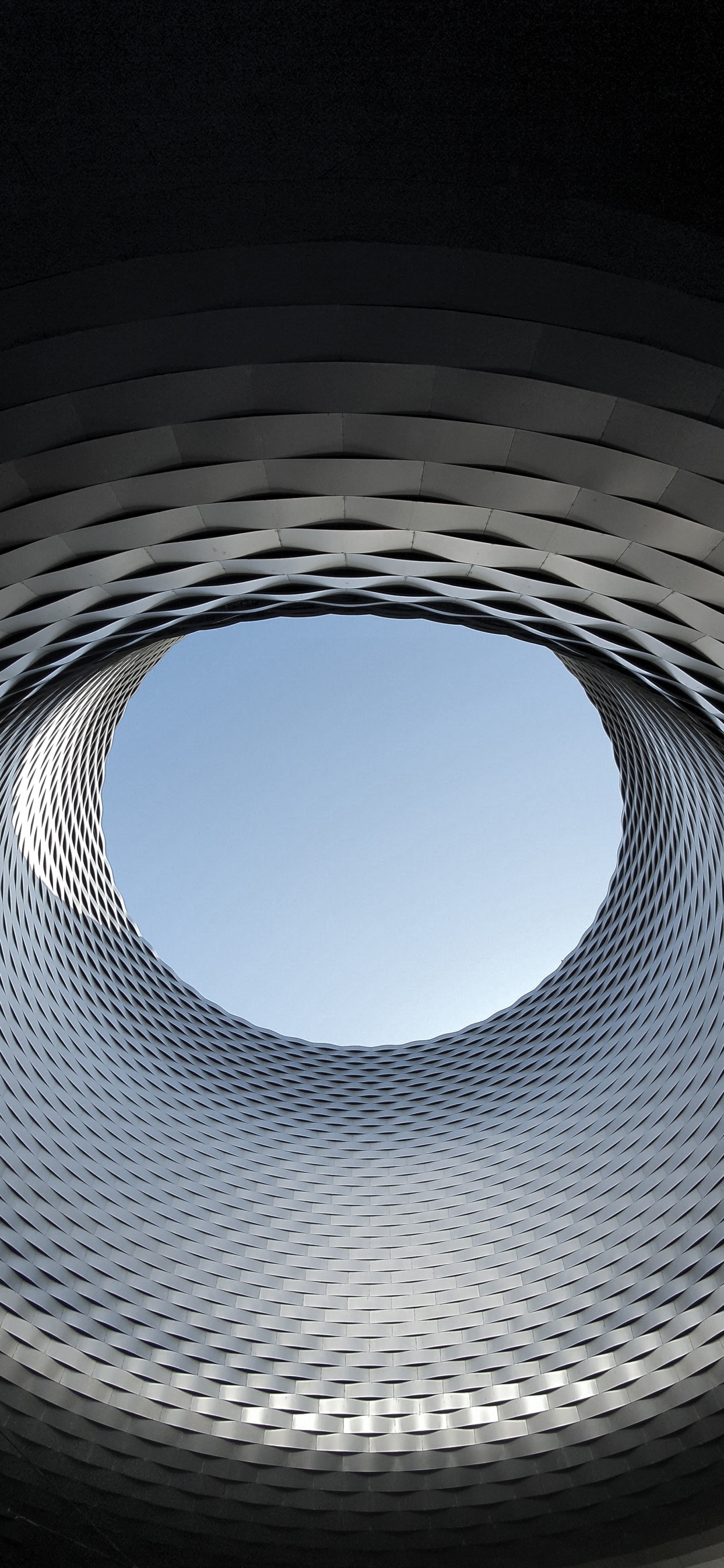 Weißer Und Schwarzer Spiraltunnel. Wallpaper in 1242x2688 Resolution