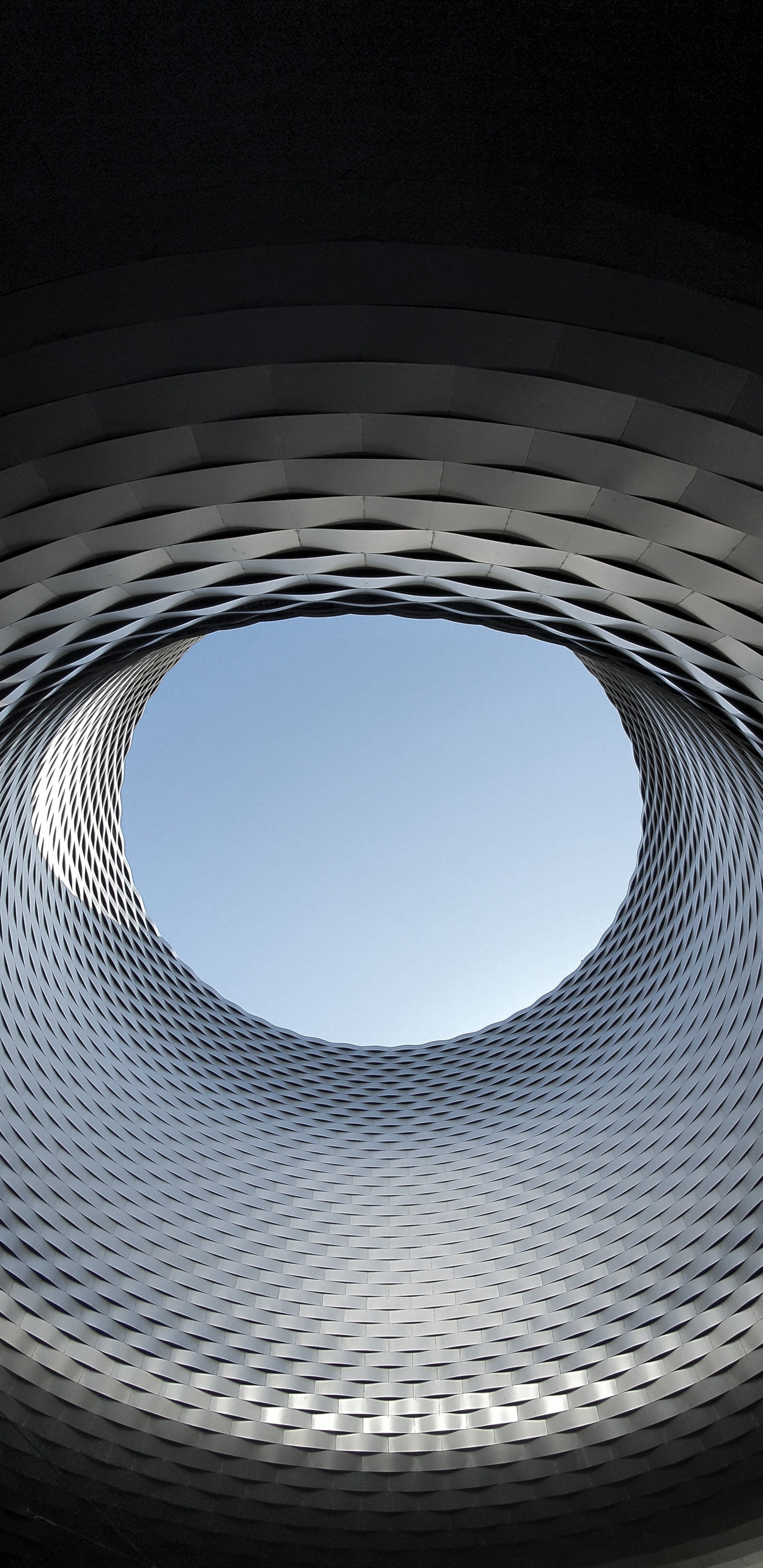 Weißer Und Schwarzer Spiraltunnel. Wallpaper in 1440x2960 Resolution