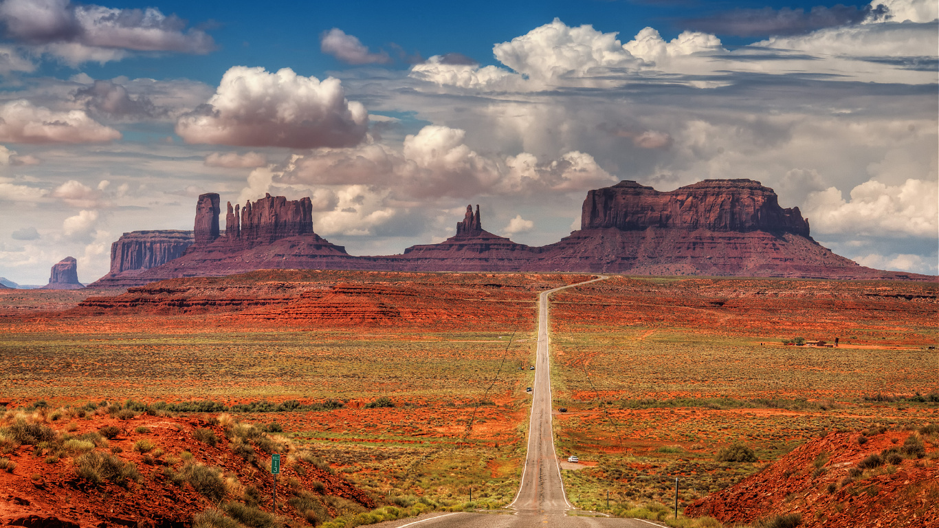 Braune Und Grüne Wiese in Der Nähe Des Berges Unter Weißen Wolken Und Blauem Himmel Tagsüber Sky. Wallpaper in 1366x768 Resolution