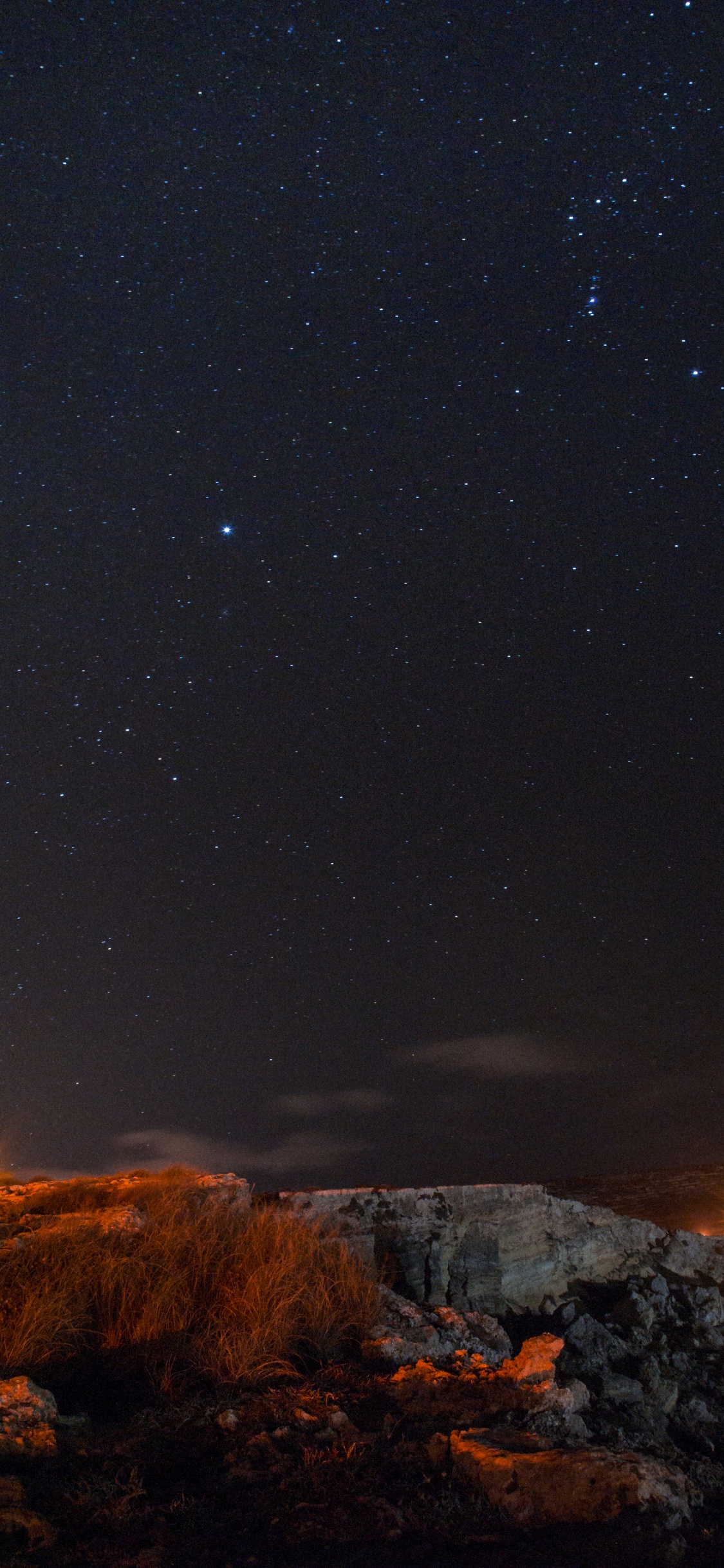 Campo de Hierba Marrón Durante la Noche. Wallpaper in 1125x2436 Resolution