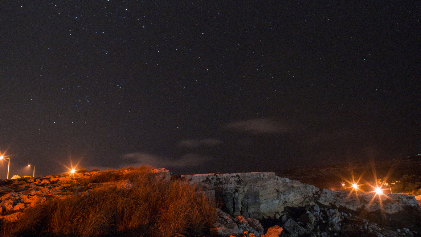 Campo de Hierba Marrón Durante la Noche. Wallpaper in 1366x768 Resolution