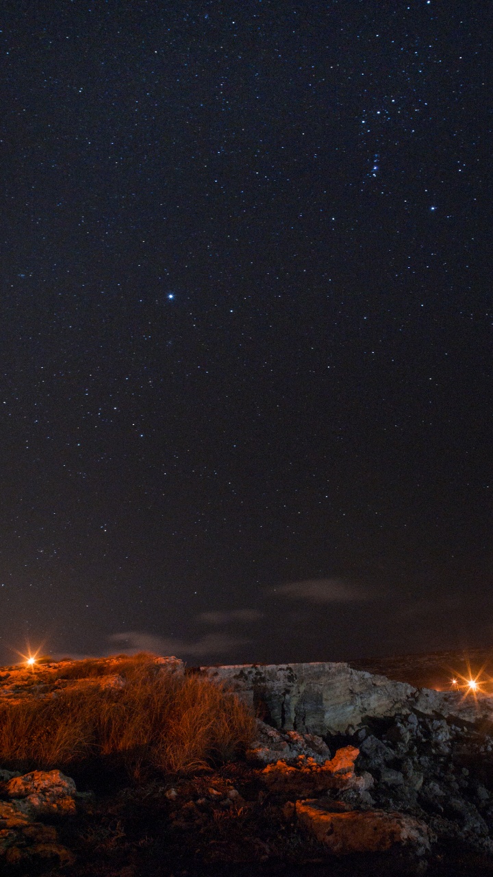 Campo de Hierba Marrón Durante la Noche. Wallpaper in 720x1280 Resolution