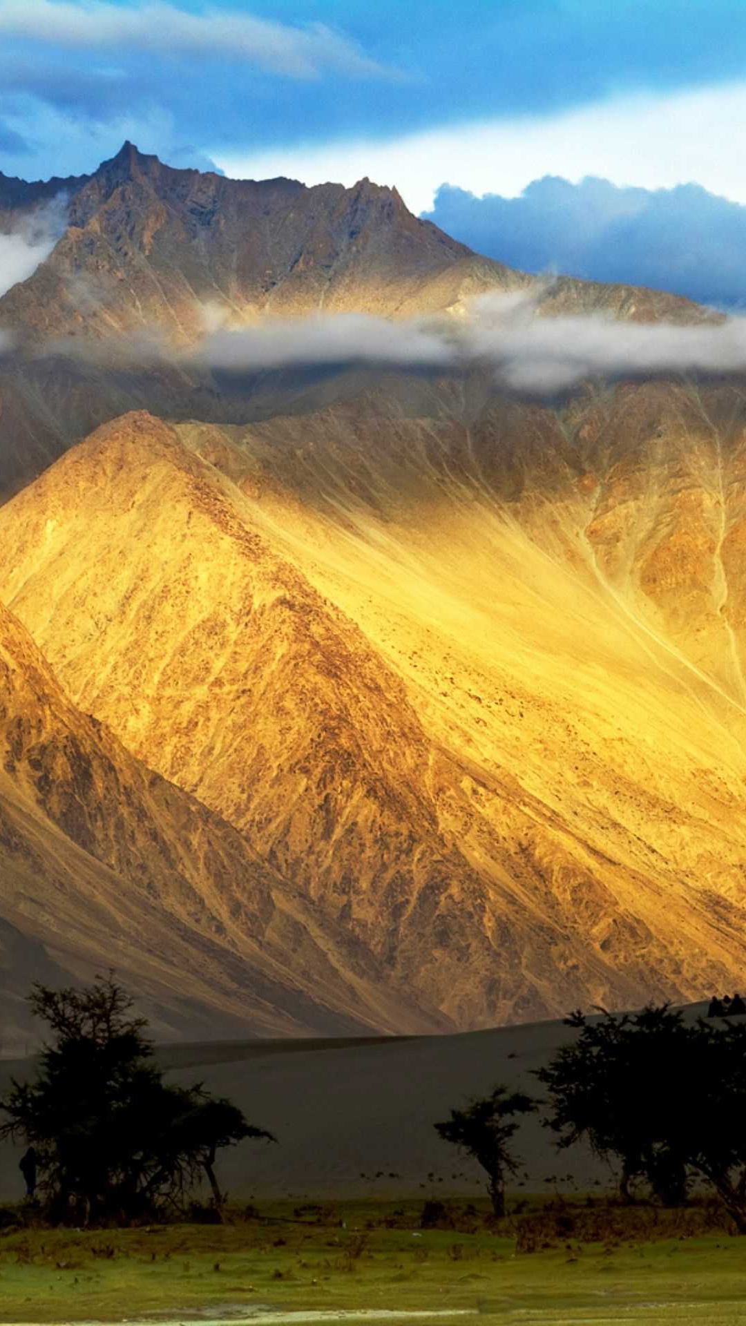 Brown Mountains Under White Clouds During Daytime. Wallpaper in 1080x1920 Resolution