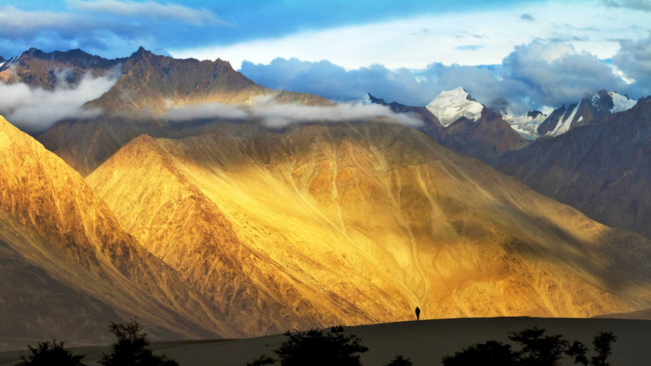 Brown Mountains Under White Clouds During Daytime. Wallpaper in 1280x720 Resolution