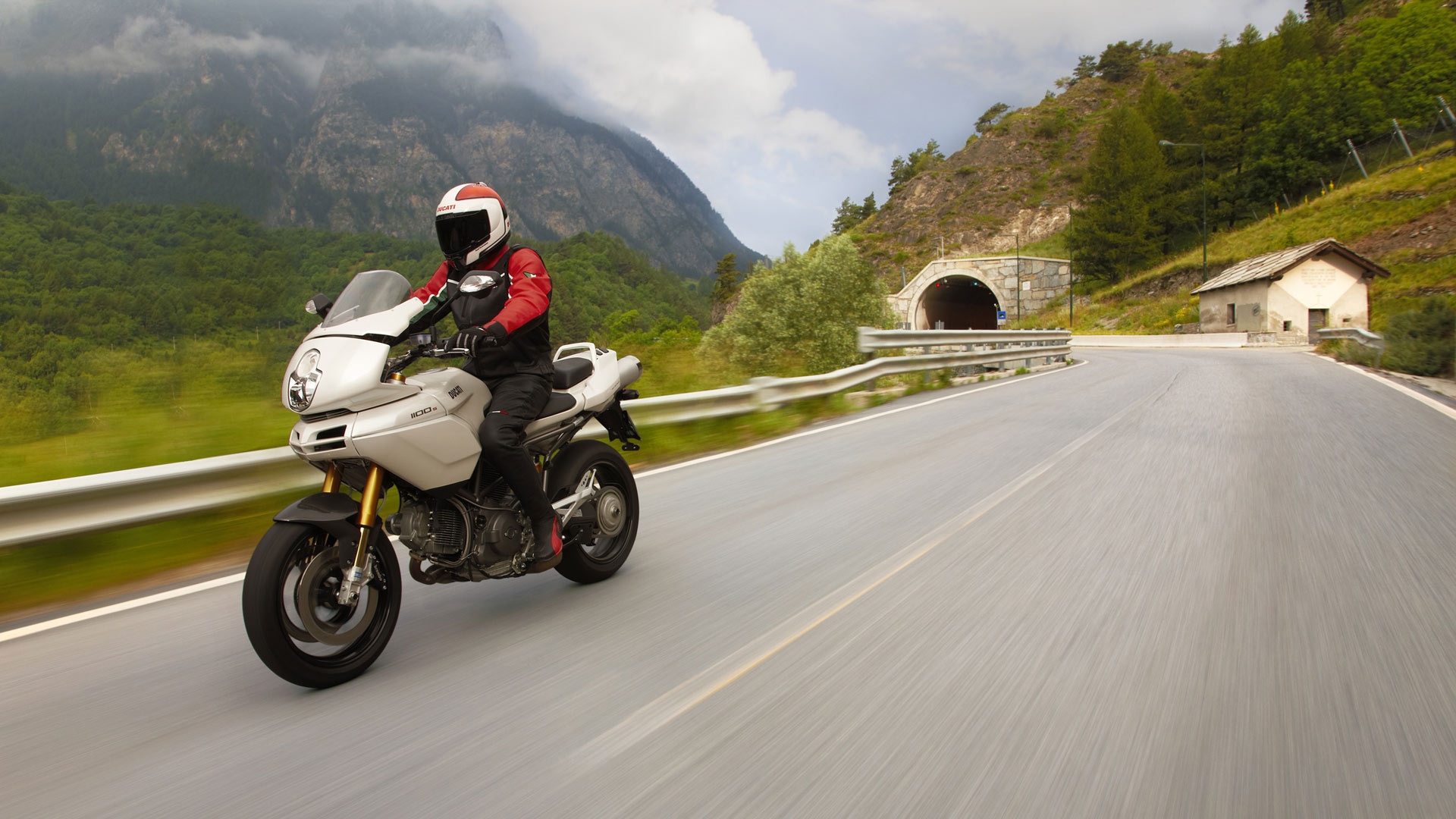 Homme Monté Sur Moto Sur Route Pendant la Journée. Wallpaper in 1920x1080 Resolution