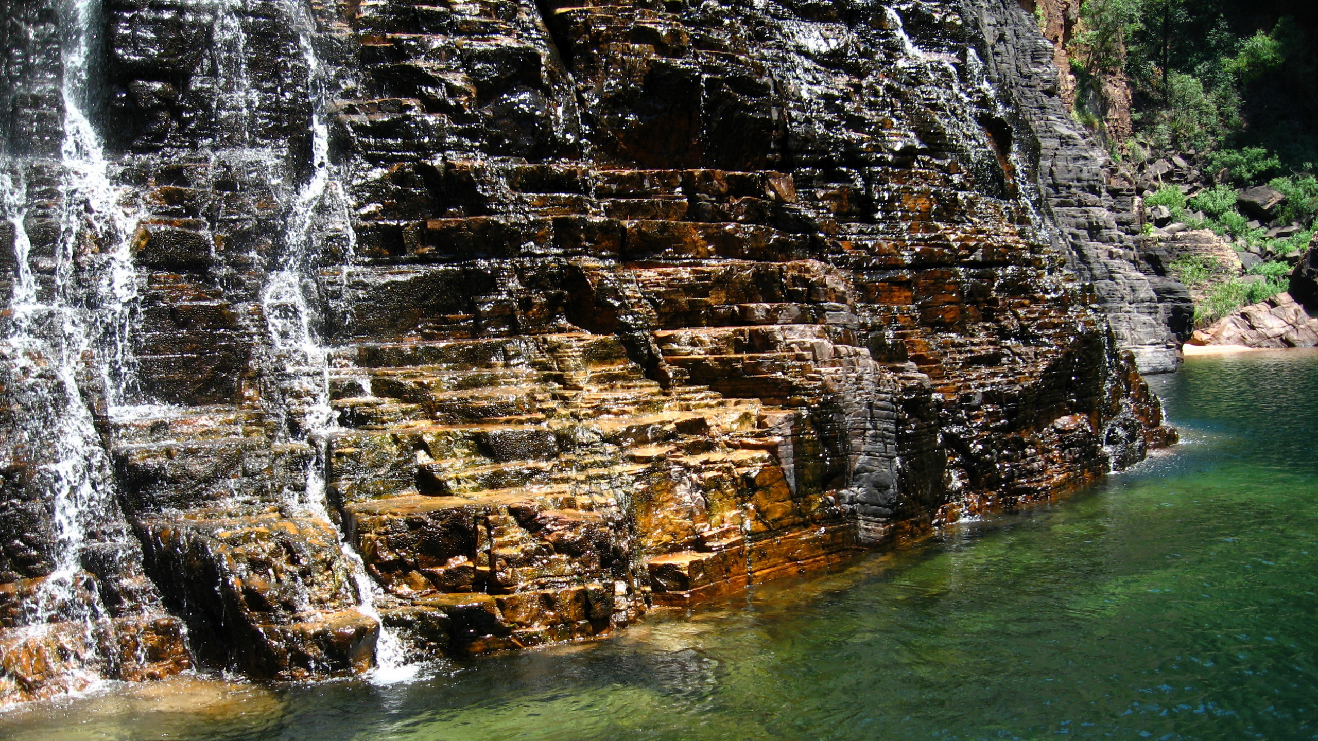 Brown and Gray Rock Formation on Body of Water During Daytime. Wallpaper in 2560x1440 Resolution