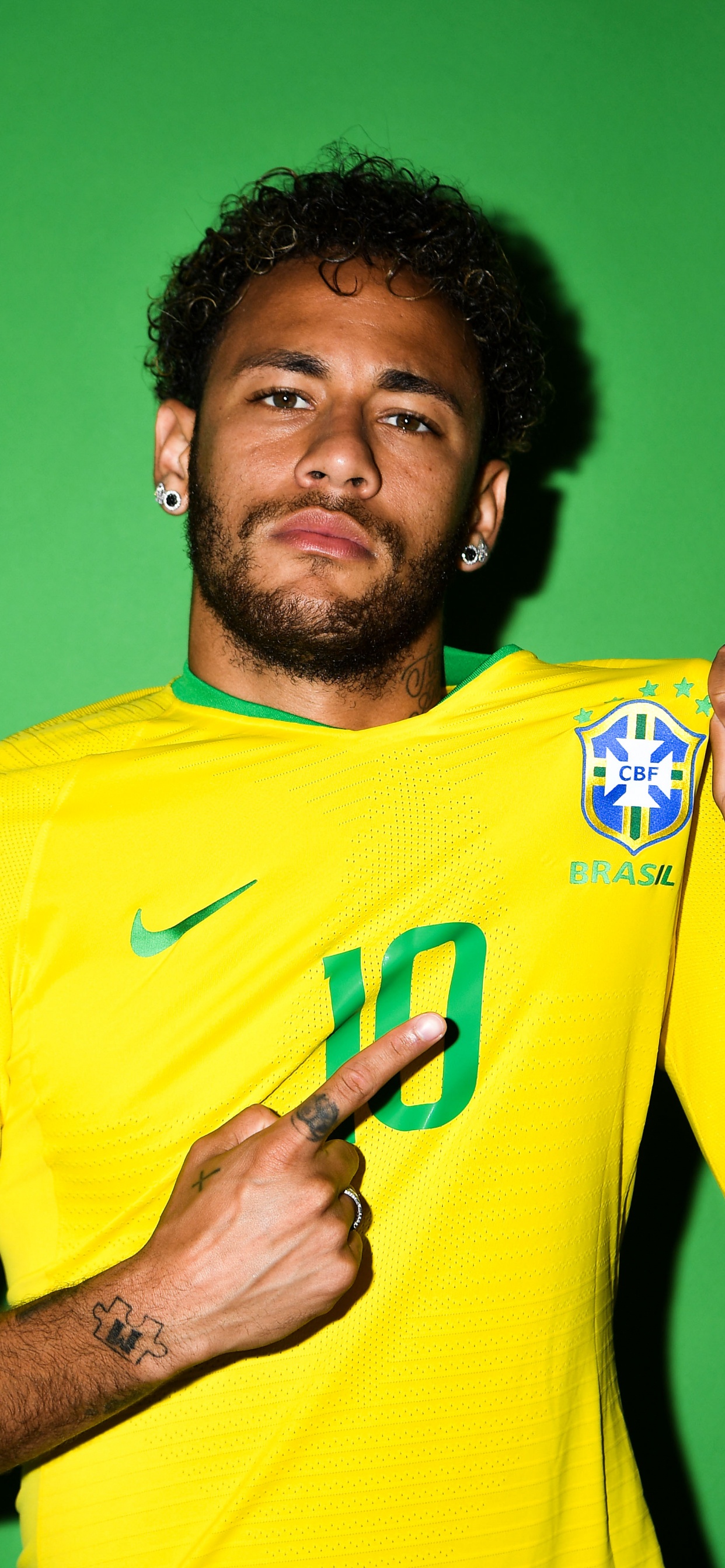 Mann im Gelben Nike-T-Shirt Mit Rundhalsausschnitt. Wallpaper in 1242x2688 Resolution