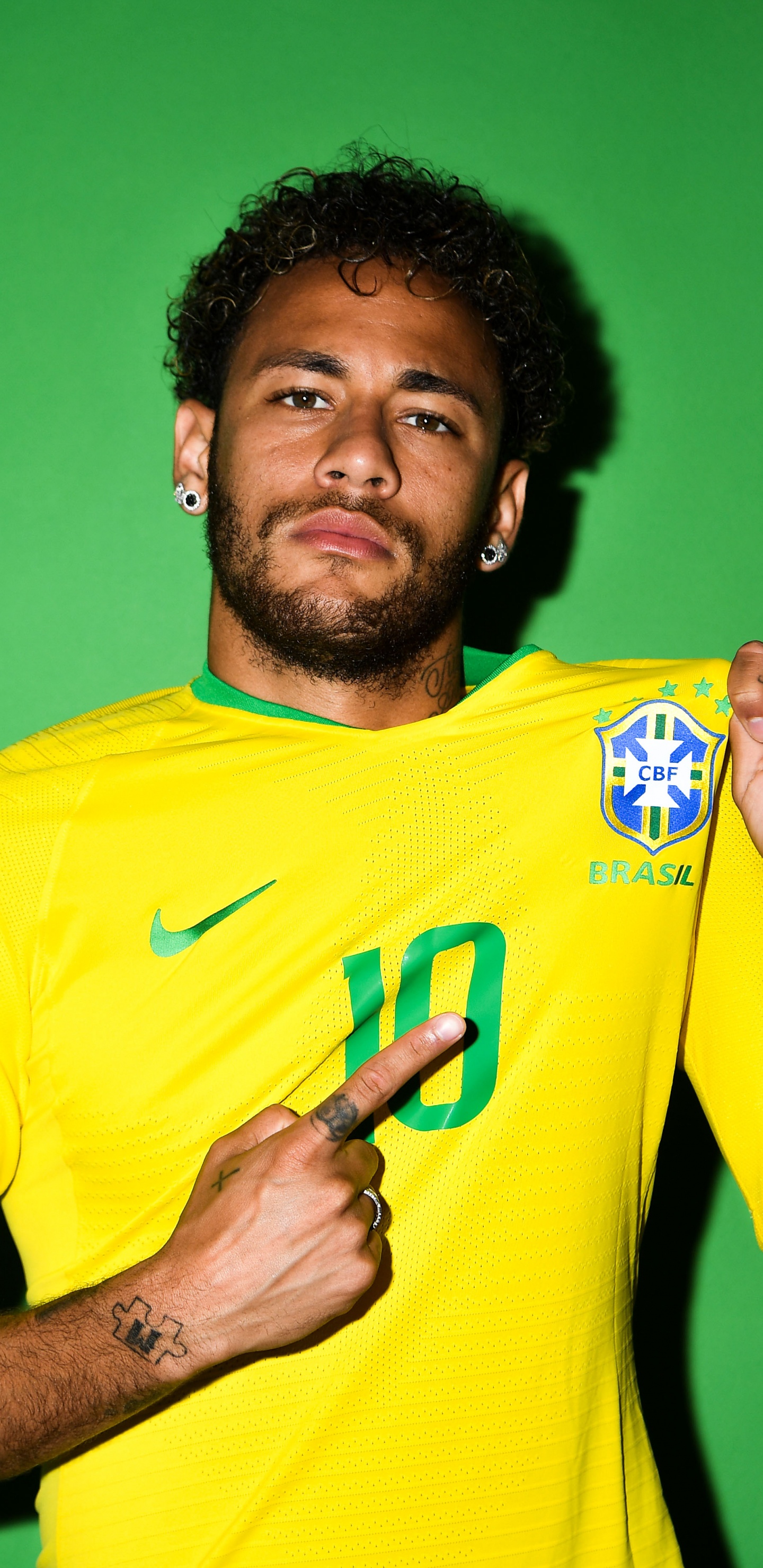 Hombre de Camiseta Amarilla Con Cuello Redondo Nike. Wallpaper in 1440x2960 Resolution