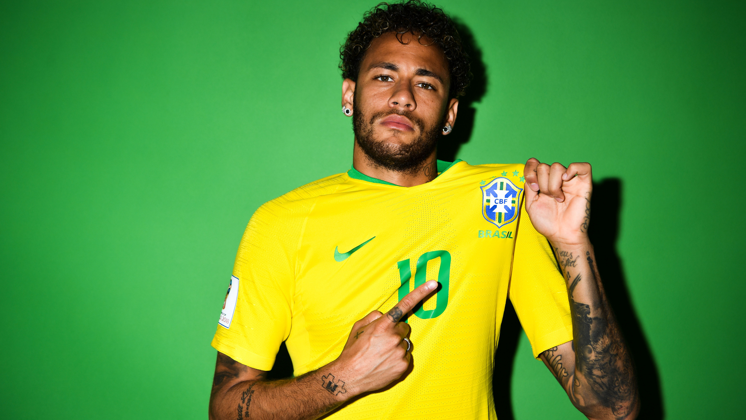 Man in Yellow Nike Crew Neck T-shirt. Wallpaper in 2560x1440 Resolution