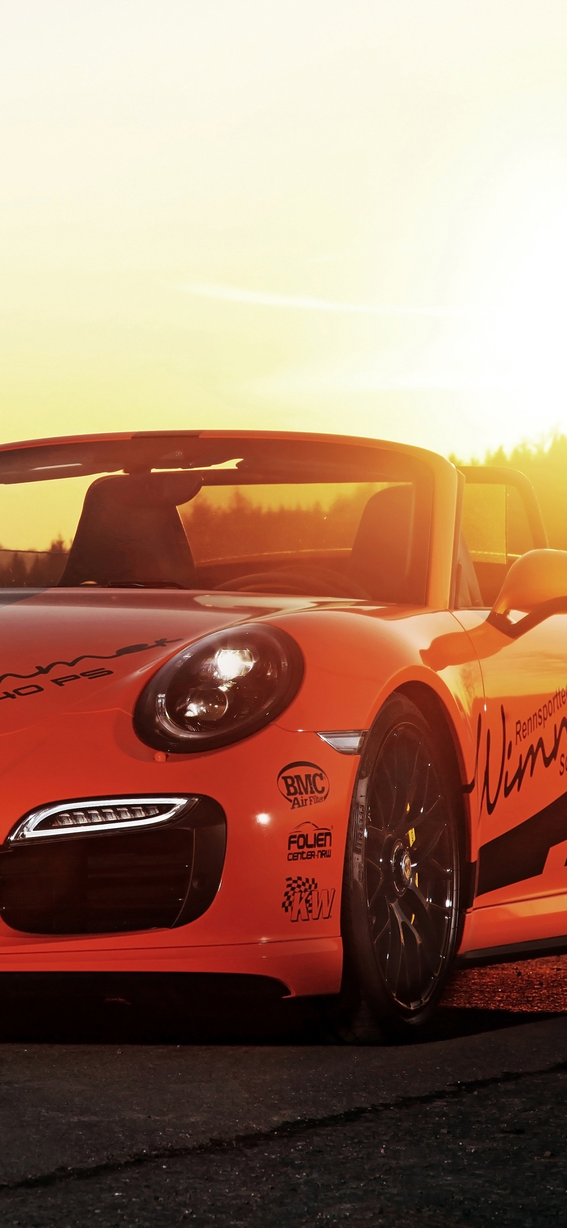 Porsche 911 Rouge Sur Route Pendant la Journée. Wallpaper in 1125x2436 Resolution