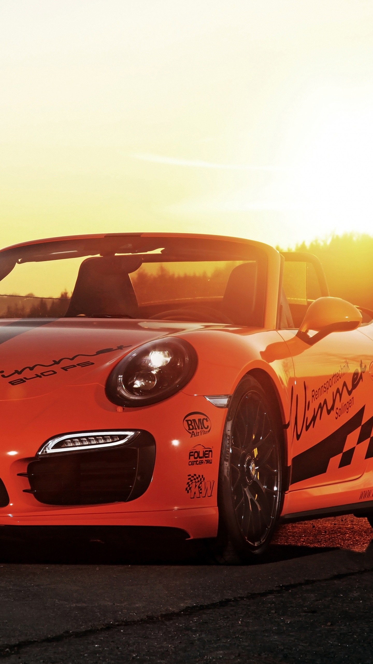 Porsche 911 Rouge Sur Route Pendant la Journée. Wallpaper in 1440x2560 Resolution