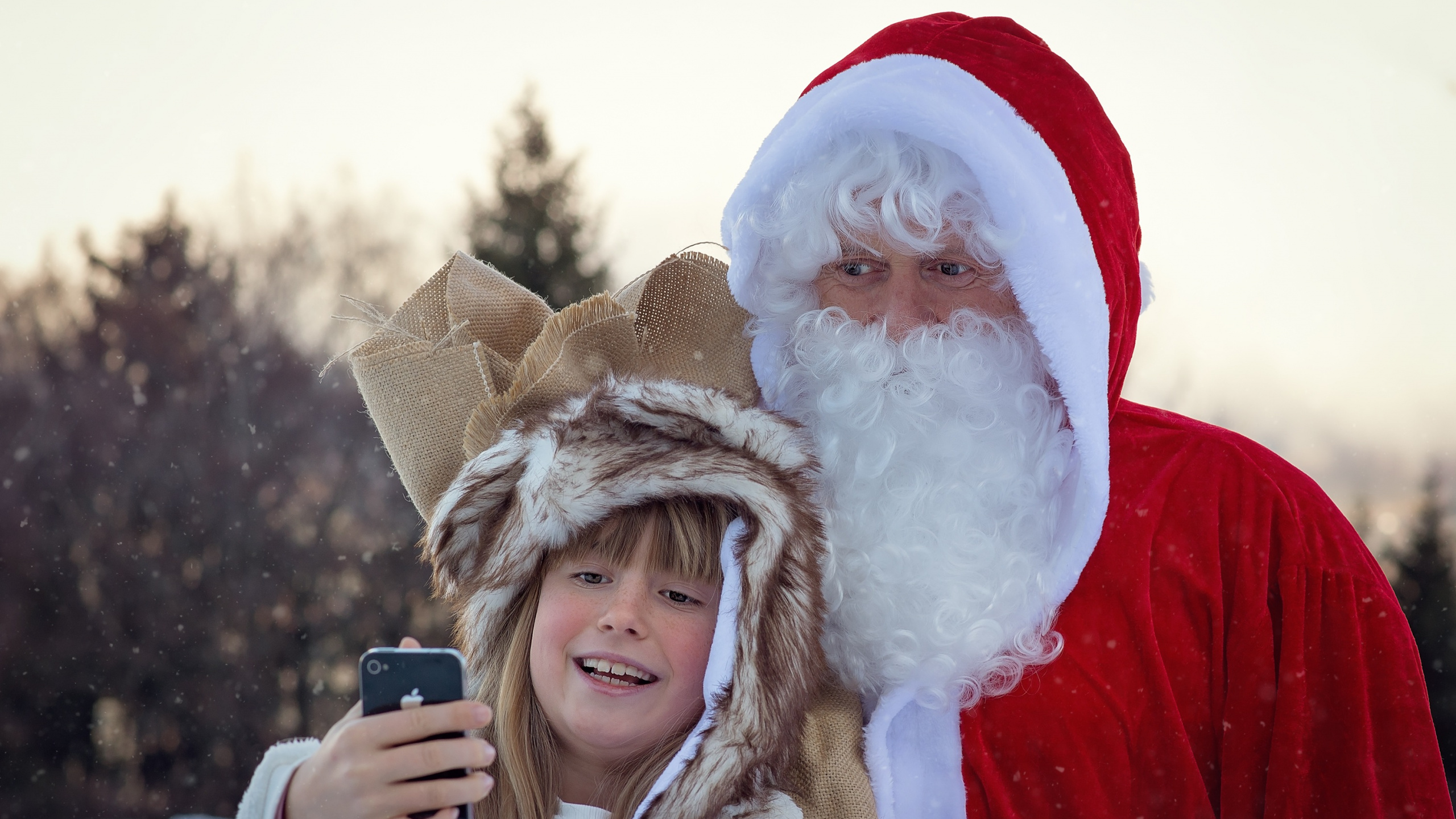 Santa Claus, Amusement, Hiver, Sourire, Partie. Wallpaper in 2560x1440 Resolution