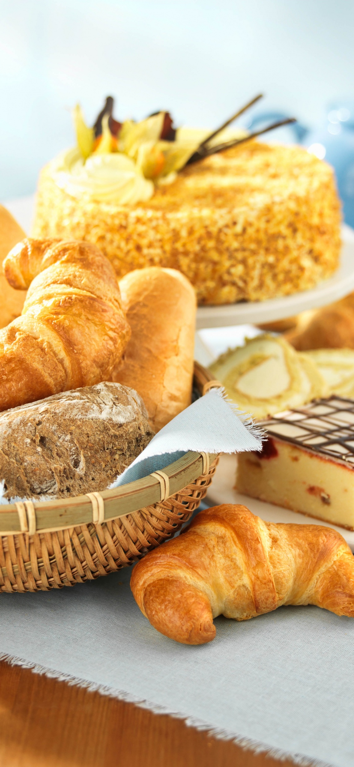 Schwarzbrot Auf Weißem Keramikteller. Wallpaper in 1125x2436 Resolution