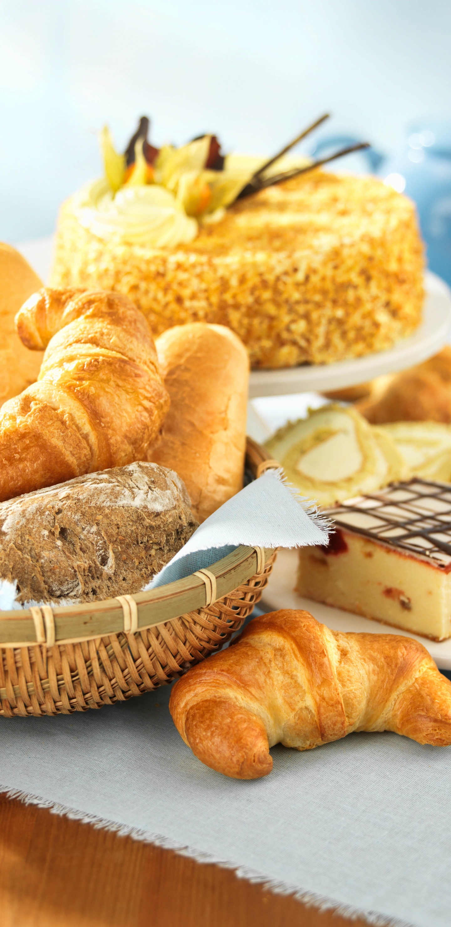 Schwarzbrot Auf Weißem Keramikteller. Wallpaper in 1440x2960 Resolution