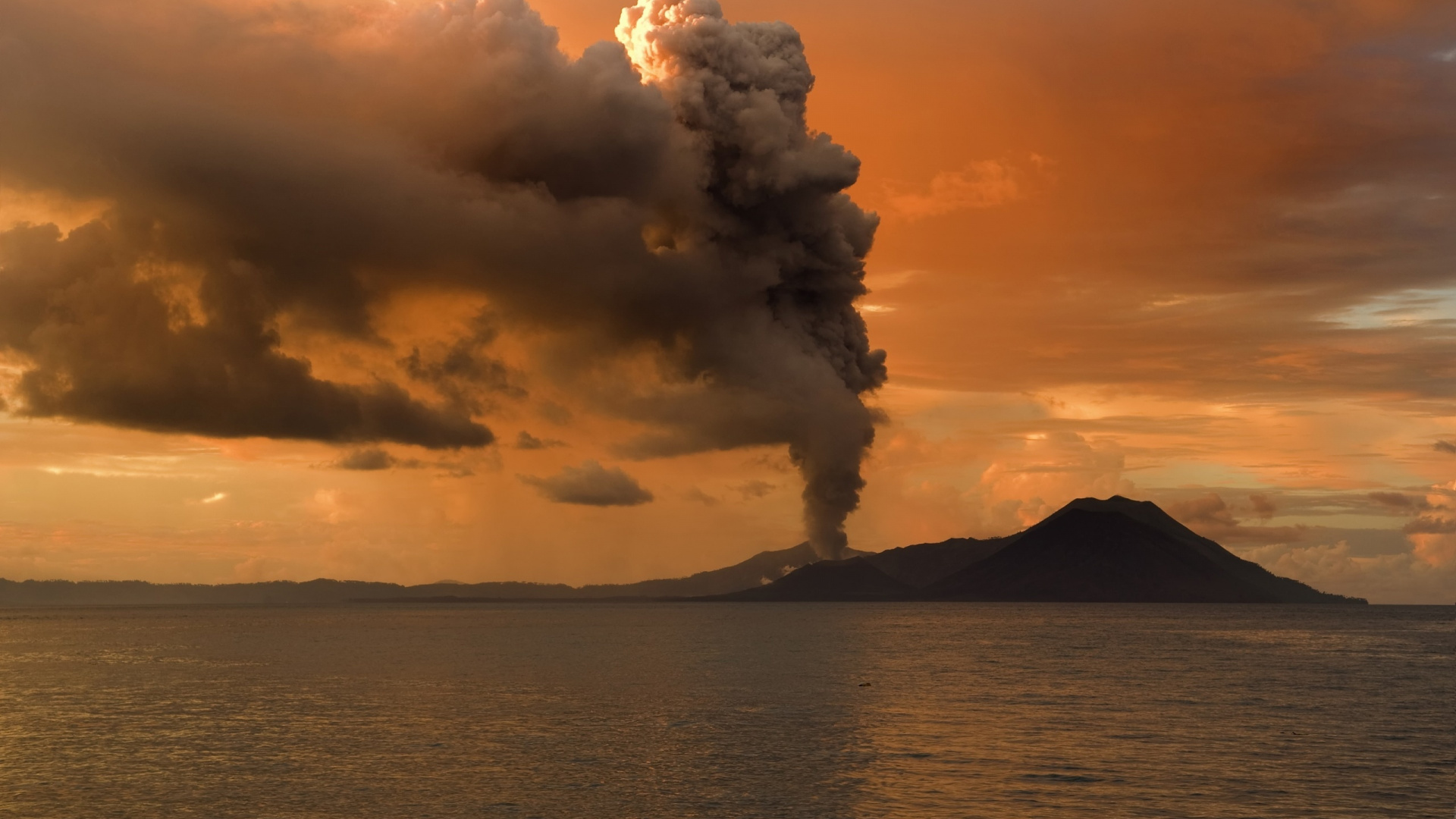 Weiße Wolken Über Dem Berg. Wallpaper in 1920x1080 Resolution