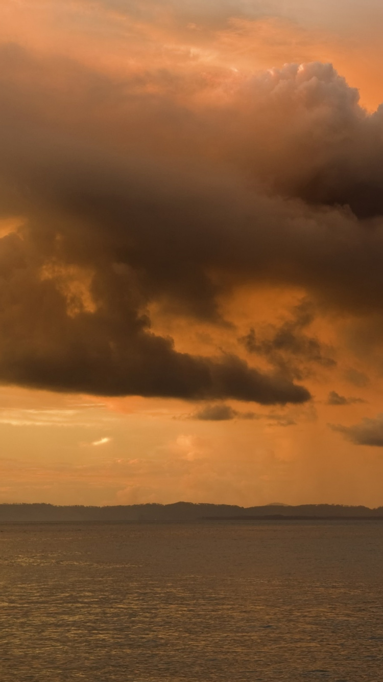 Weiße Wolken Über Dem Berg. Wallpaper in 750x1334 Resolution