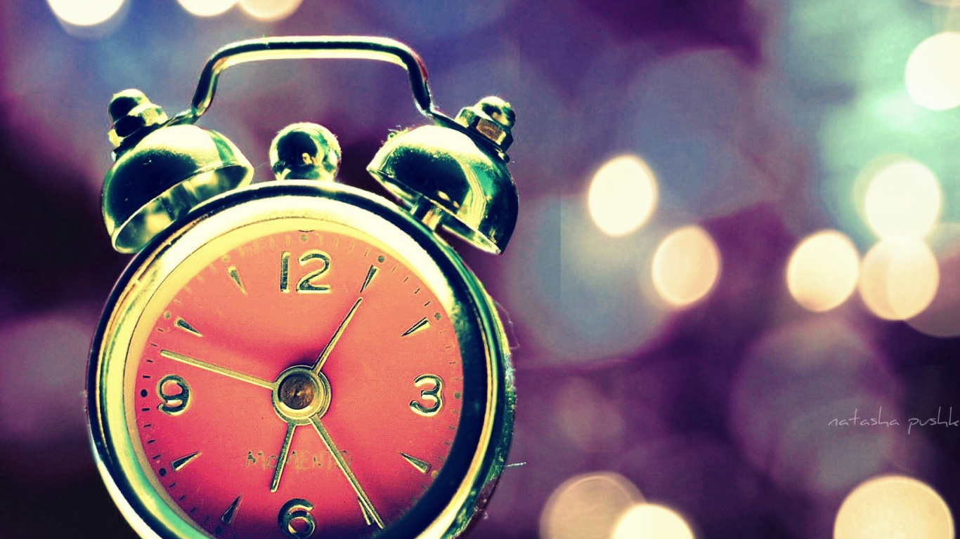 Reloj Despertador Rojo y Dorado. Wallpaper in 1366x768 Resolution