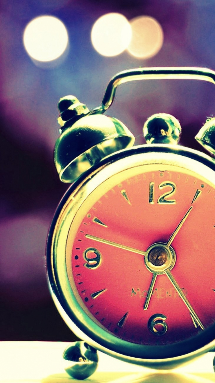 Reloj Despertador Rojo y Dorado. Wallpaper in 750x1334 Resolution