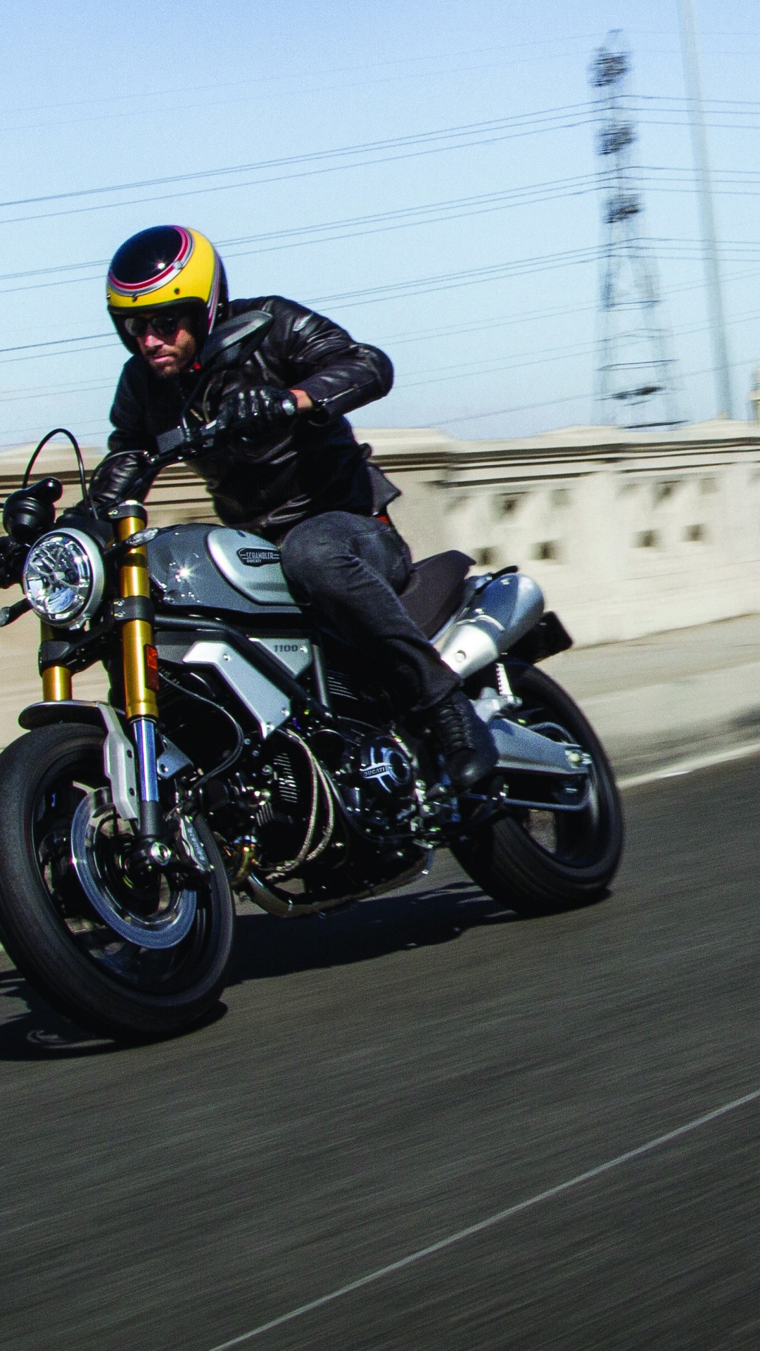 L'homme au Casque Noir Équitation Moto Sur Route Pendant la Journée. Wallpaper in 1080x1920 Resolution