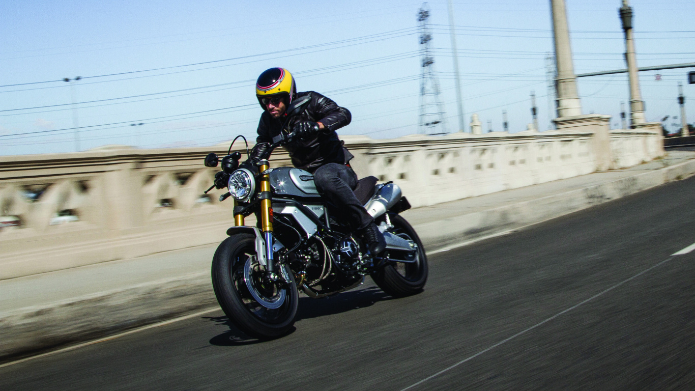 L'homme au Casque Noir Équitation Moto Sur Route Pendant la Journée. Wallpaper in 1366x768 Resolution