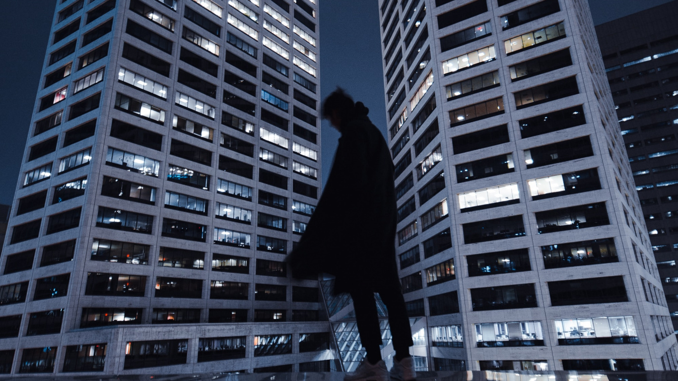Hombre de Chaqueta y Pantalón Negro de Pie Delante Del Edificio de Gran Altura Durante la Noche. Wallpaper in 1366x768 Resolution